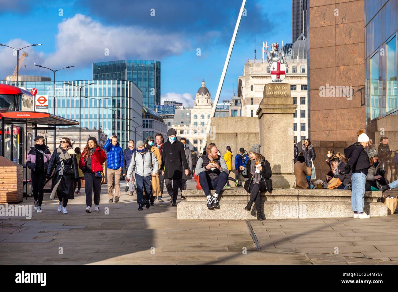 23. Januar 2021 - London, Großbritannien, geschäftige London Bridge an einem Coronavirus-Pandemie-Sperrwochenende sitzen, essen und reden Menschen im Freien Stockfoto