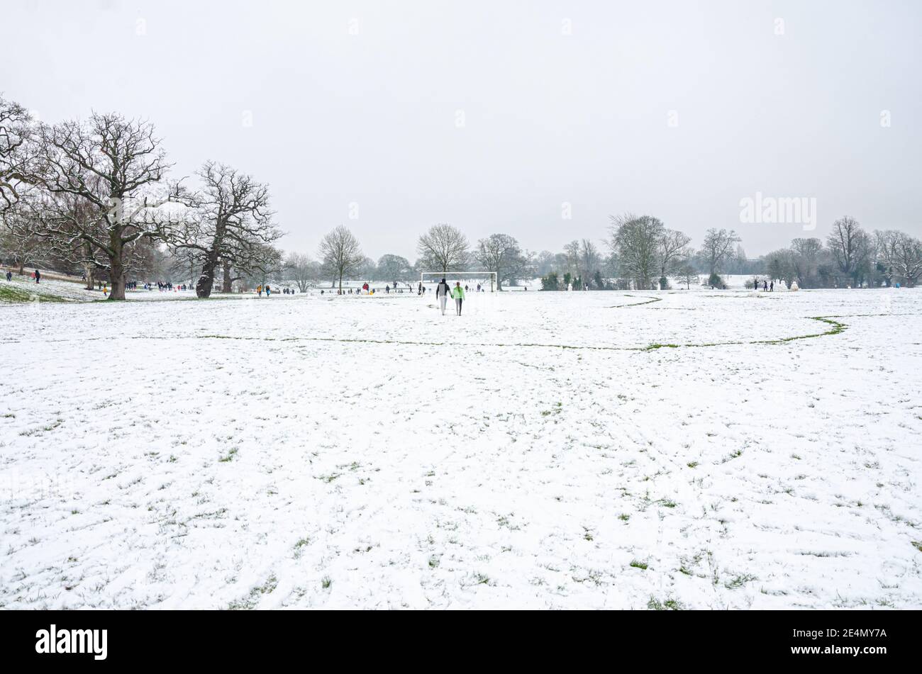 Prospect Park in Reading, Berkshire, Großbritannien ist ein weitläufiger Park, der hier mitten im Winter schneebedeckt ist. Stockfoto