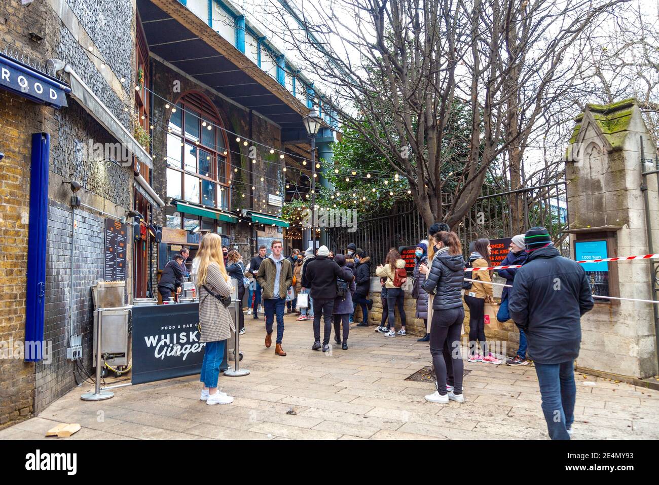 23. Januar 2021 - London, Großbritannien, geschäftiges Borough Market während der 3. Coronavirus-Sperre warten die Leute am Street Food Stand auf ihre Lebensmittelbestellungen Stockfoto