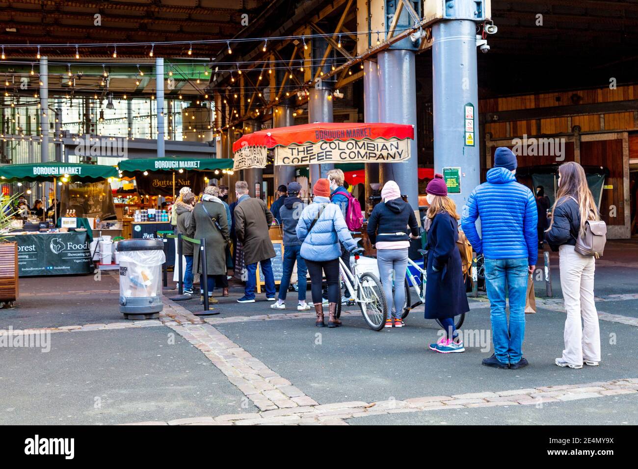 23. Januar 2021 - London, Großbritannien, geschäftiges Borough Market während der 3. Coronavirus-Sperre warten die Leute in einer Schlange an einem Kaffeestände Stockfoto