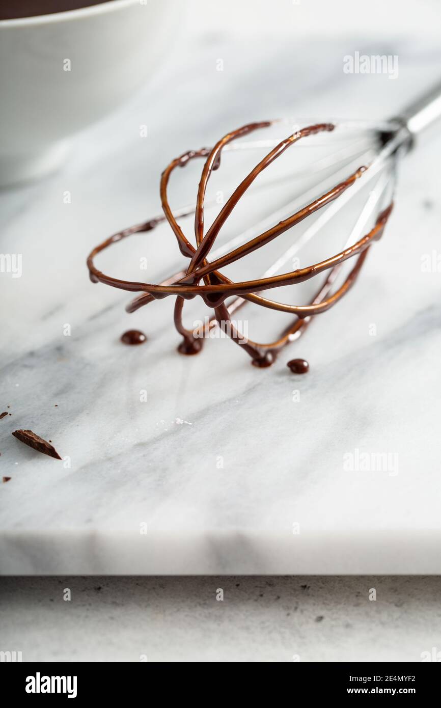 Schneebesen mit Schokoladenglasur bedeckt Stockfoto