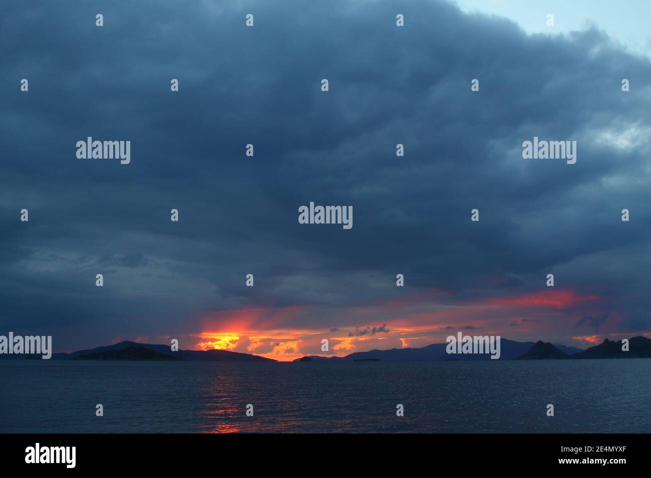 Stadt am Meer von Turgutreis und spektakuläre Sonnenuntergänge Stockfoto