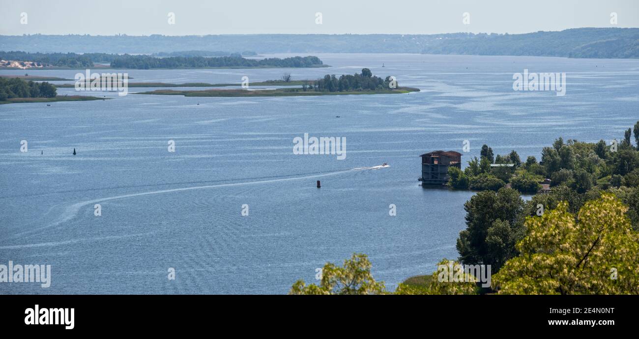 Dnipro Fluss Sommer Panorama-Landschaft, Kaniv Wasserreservoir, Kiew Region, Ukraine. Stockfoto