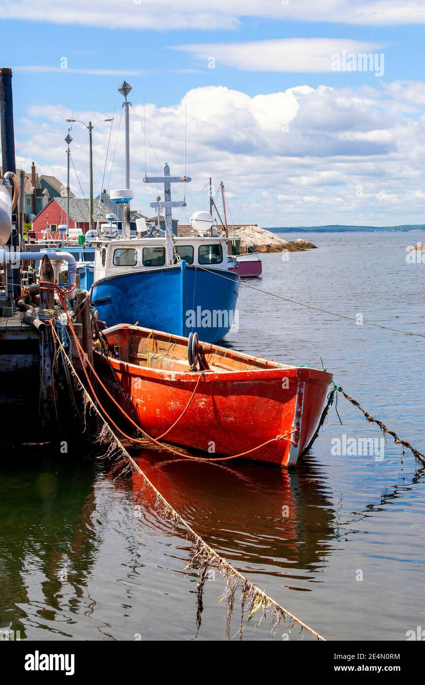 Fischerboote an einem Kai im malerischen Fischerdorf Peggy's Cove, Nova Scotia gebunden Stockfoto