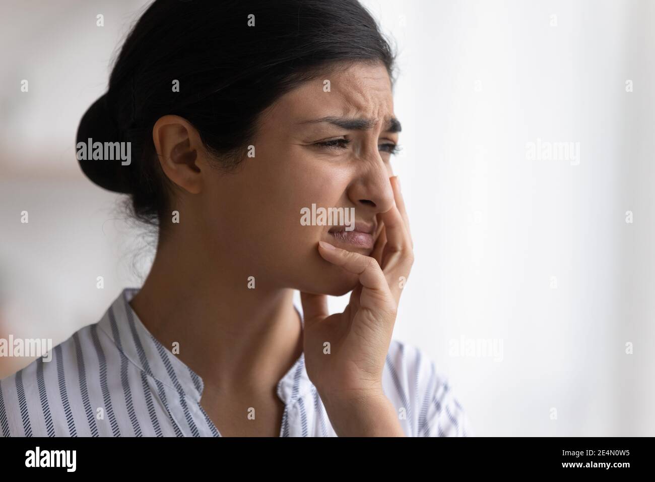 Erschöpft hinduistischen weiblichen grimacing Touch Wange fühlen schreckliche Zahnschmerzen Stockfoto