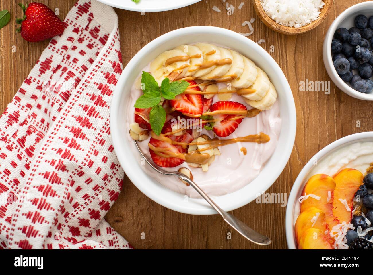 Verschiedene Joghurtschüsseln mit Erdbeere und einfachem Joghurt Stockfoto