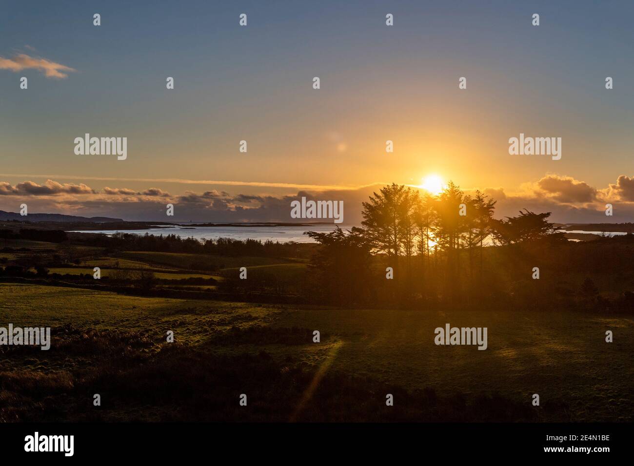 Roaring Water Bay, West Cork, Irland. Januar 2021. Die Sonne geht über den Muschelfarmen in der Roaring Water Bay nach einem Tag voller Schnee, Sonne und Temperaturen unter dem Gefrierpunkt unter. Quelle: AG News/Alamy Live News Stockfoto