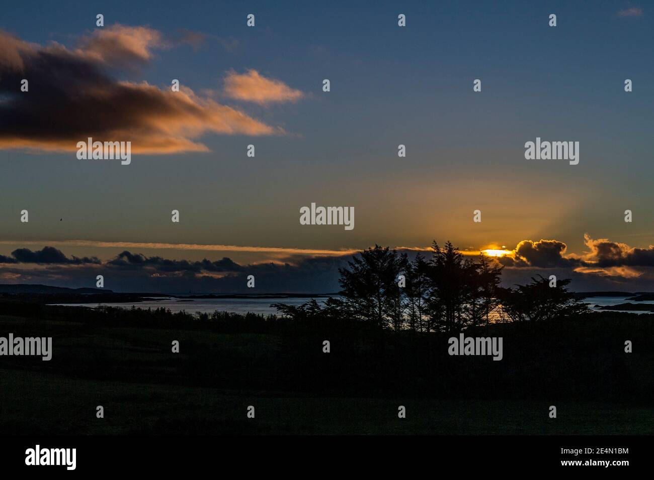 Roaring Water Bay, West Cork, Irland. Januar 2021. Die Sonne geht über den Muschelfarmen in der Roaring Water Bay nach einem Tag voller Schnee, Sonne und Temperaturen unter dem Gefrierpunkt unter. Quelle: AG News/Alamy Live News Stockfoto