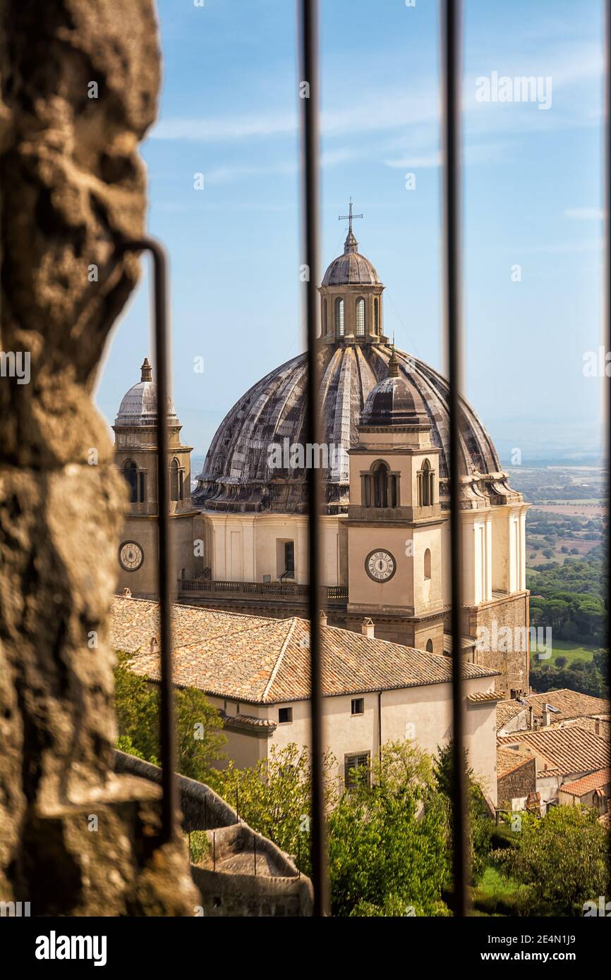Blick auf die Kuppel der Basilika Santa Margherita Durch ein Fenster der Festung der Päpste (Rocca dei Papi) in Montefiascone (Italien) Stockfoto