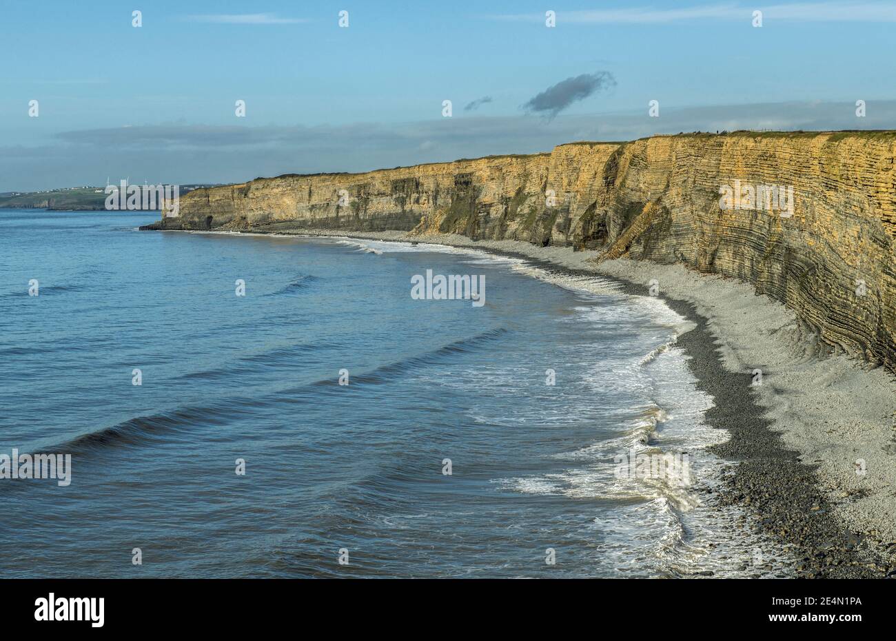 Die Linie von Kalksteinklippen, die westlich des Nash Point Strandes in Richtung Cwm Nash Beach, entlang eines Teils der Glamorgan Heritage Coast, südlich von Wa, verläuft Stockfoto