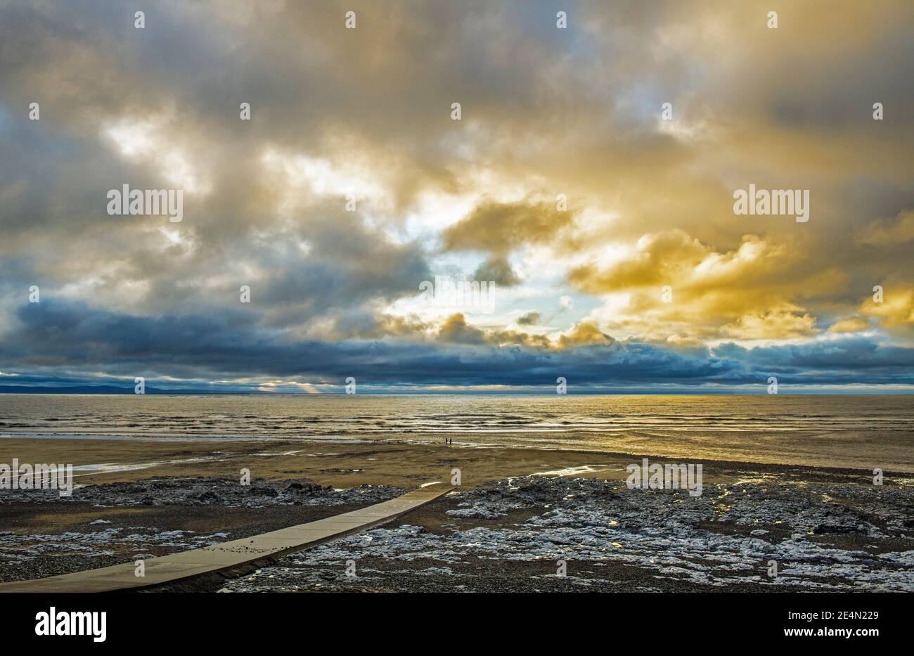 Strand bei Ogmore by Sea an der Glamorgan Heritage Coast, Vale of Glamorgan, South Wales, mit, in der Ferne, zwei Personen. Stockfoto