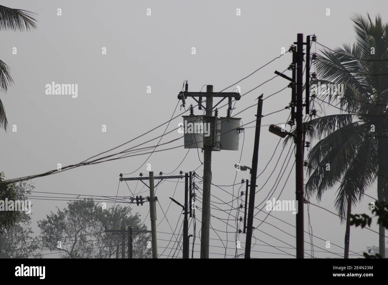 Elektrischer Stromsender auf dem Stick Fotoaufnahme in Dhaka, Bangladesch. Stockfoto