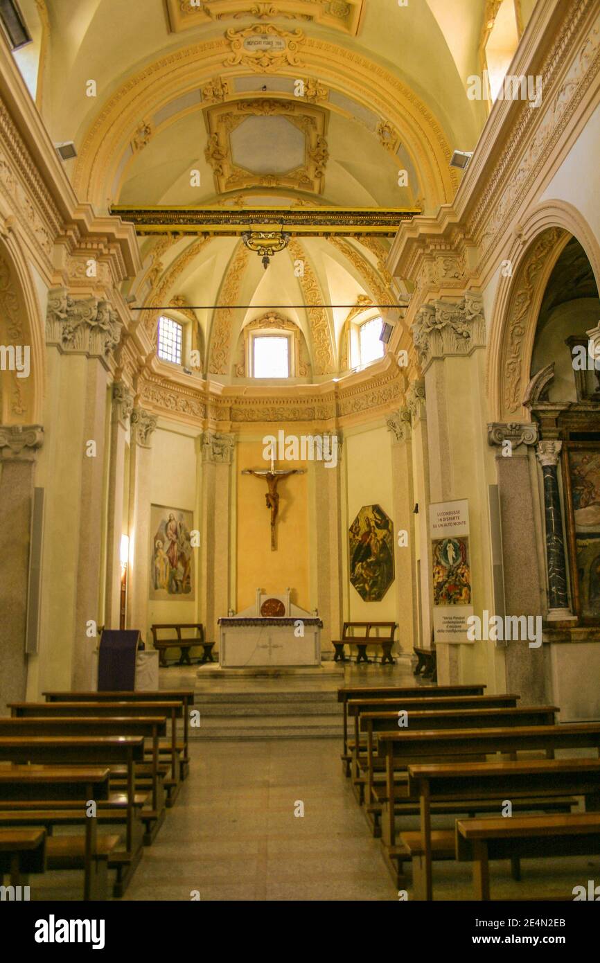 Luino, Provinz Varese, Region Lombardei, Lago Maggiore (Lago Maggiore). Chiesa di San Pietro (St. Peters Kirche), das Mittelschiff. Es ist die älteste Kirche in Luino, wie der raffinierte und elegante romanische Glockenturm, der von mittelalterlichen Kunsthistorikern auf 1050-1075 datiert wird, belegt. Die Kirche, auf der anderen Seite, wurde in der Mitte des siebzehnten Jahrhunderts mit einem dreischiffigen Layout renoviert. Stockfoto