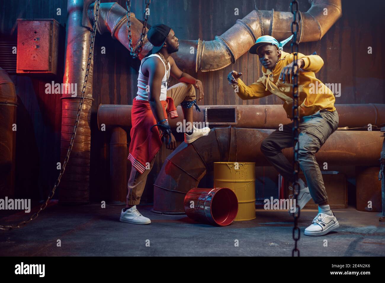 Seriöse Rapper, Breakdance-Performance im Studio Stockfoto