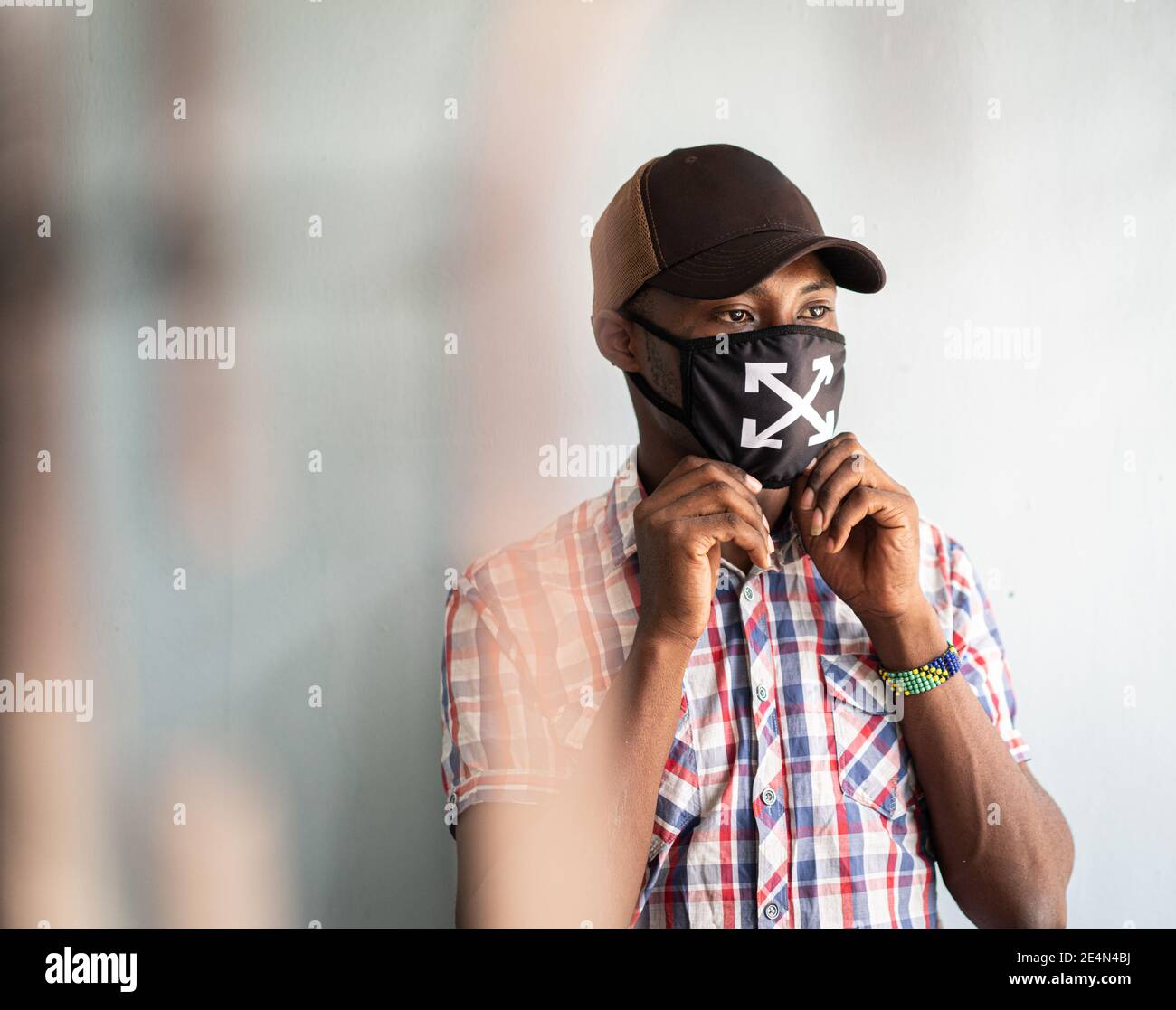 Junger schwarzer Mann mit Maske im Gesicht Stockfoto