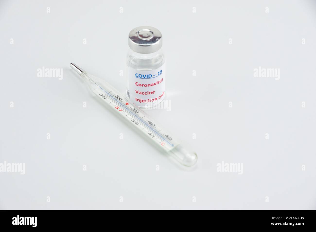 Medizinisches Thermometer mit Impfstoff gegen COVID - 19 Coronavirus, krank Stockfoto