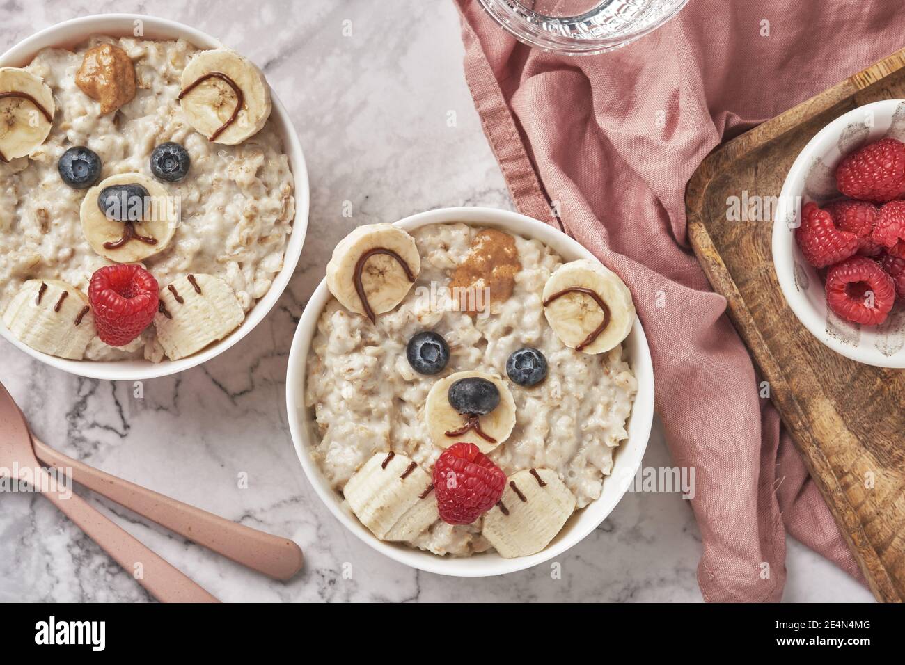 Haferflocken Haferbrei Bär mit Banane und Beeren, Spaß Essen Kunst Idee für Kinder Essen von oben Stockfoto