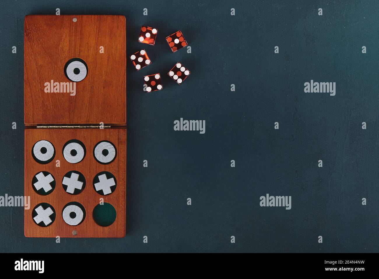 Spiel- und Unterhaltungskonzept, Tic Tac Toe in Holzkiste und Würfel, mit Kopierraum, flaches Lay, stilisiert Stockfoto
