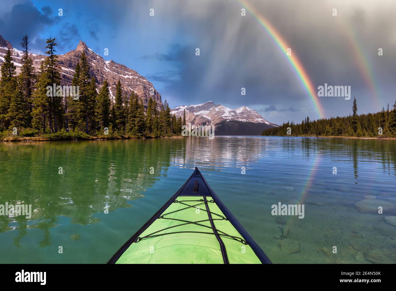 Kajakfahren in einem Gletschersee an einem lebhaften sonnigen Sommermorgen. Stockfoto