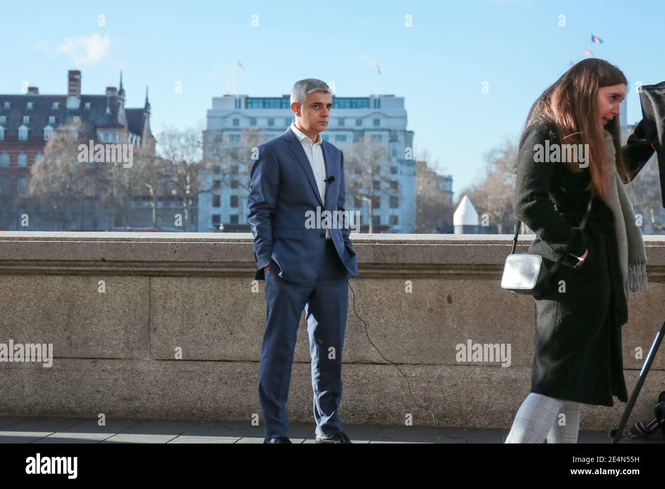 London, Großbritannien. 22. Januar 2021. Der Bürgermeister von London Sadiq Khan gibt ein TV-Interview neben dem London Eye. Quelle: Waldemar Sikora Stockfoto