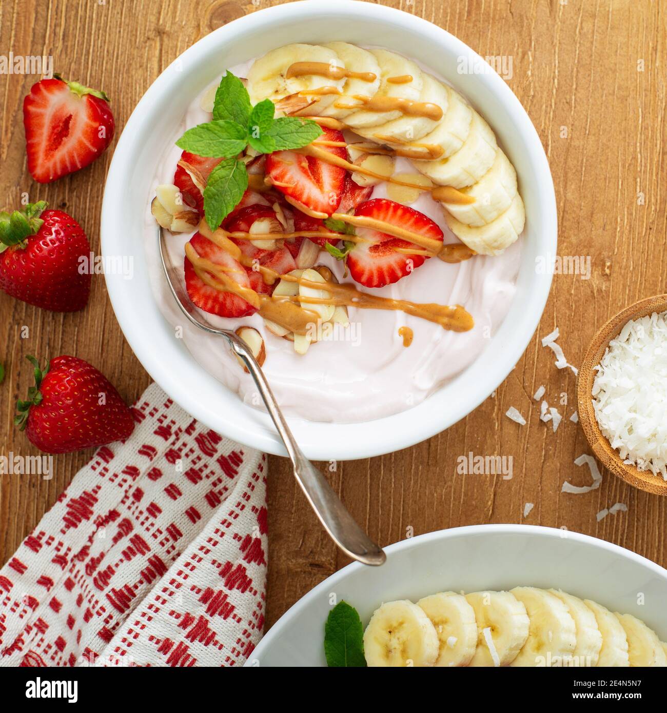 Verschiedene Joghurtschüsseln mit Erdbeere und einfachem Joghurt Stockfoto