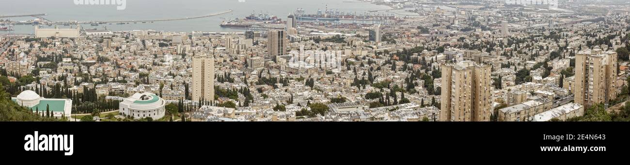 Panoramablick vom Mount Carmel zum Stadtbild in Haifa, Israel. Stockfoto