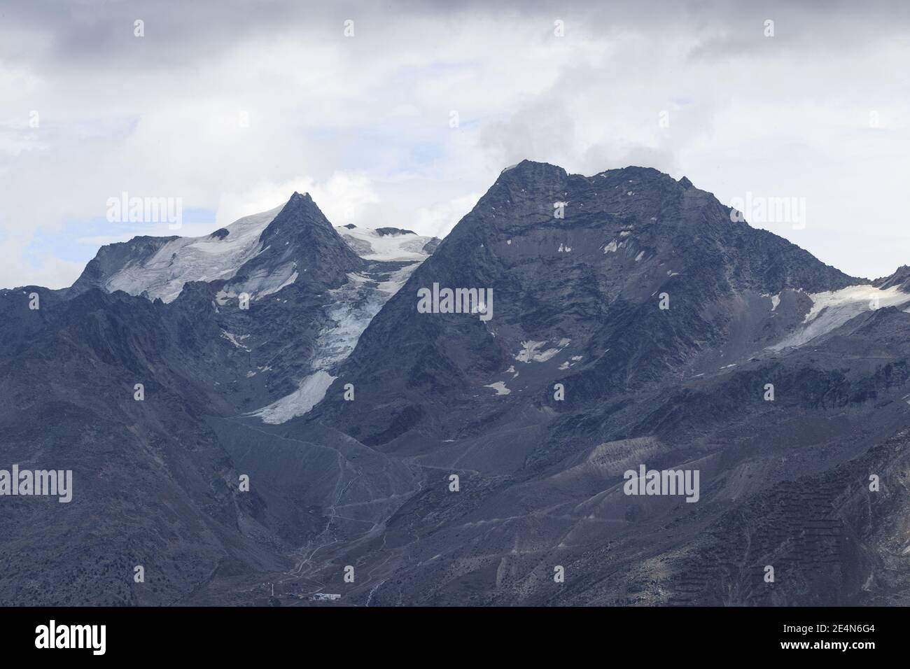 Blick vom Spielboden Walliser Alpen Saas-Fee auf einen Berg Gegen Stockfoto