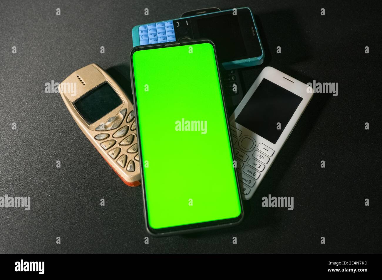 Neues Smartphone grünen Bildschirm auf alten Gen Handys, Technologie-Konzept Stockfoto