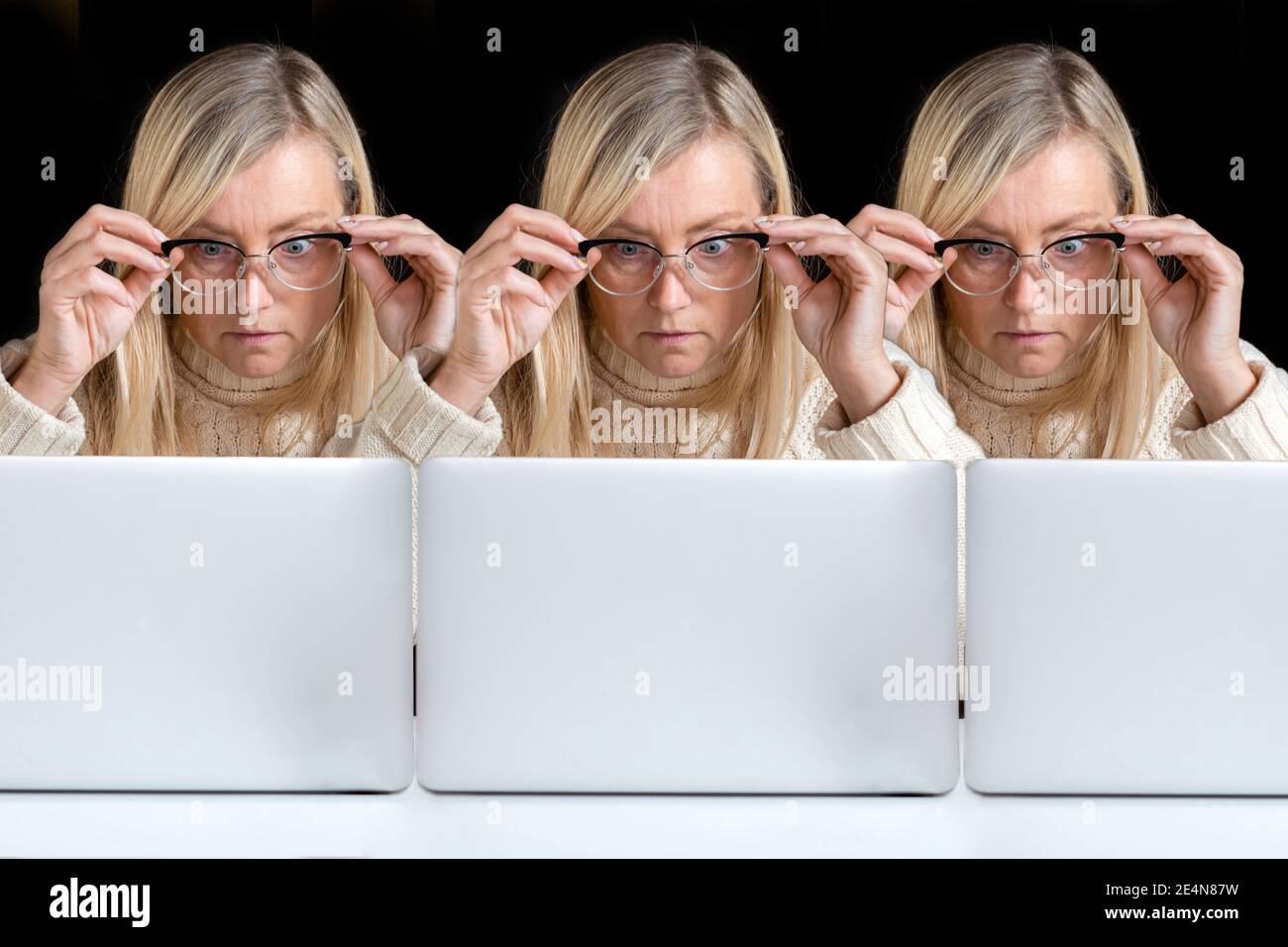 Geklontes Bild, drei identische, emotionale Frauen mittleren Alters überrascht starrte auf einen Computer-Bildschirm, Kopierer Raum, Konzept für kreative Poster Stockfoto