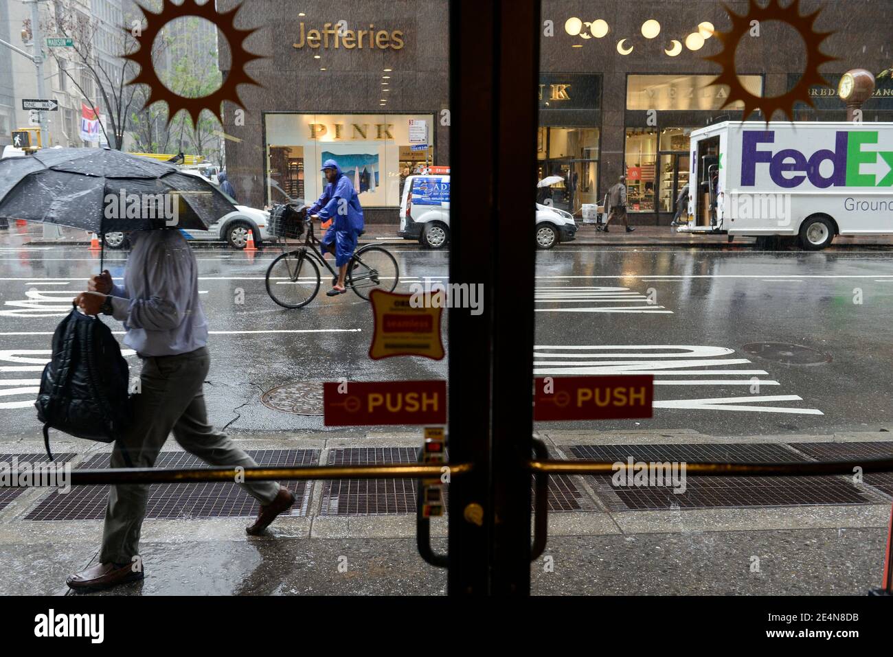 USA, New York City, Manhattan, Regentag / USA, New York, Manhattan, Regentag, Blick durch Restaurant Tür Stockfoto