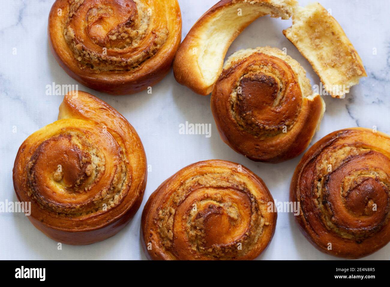 Zimtrollen mit Nuss Füllung, serviert mit Kaffee. Stockfoto