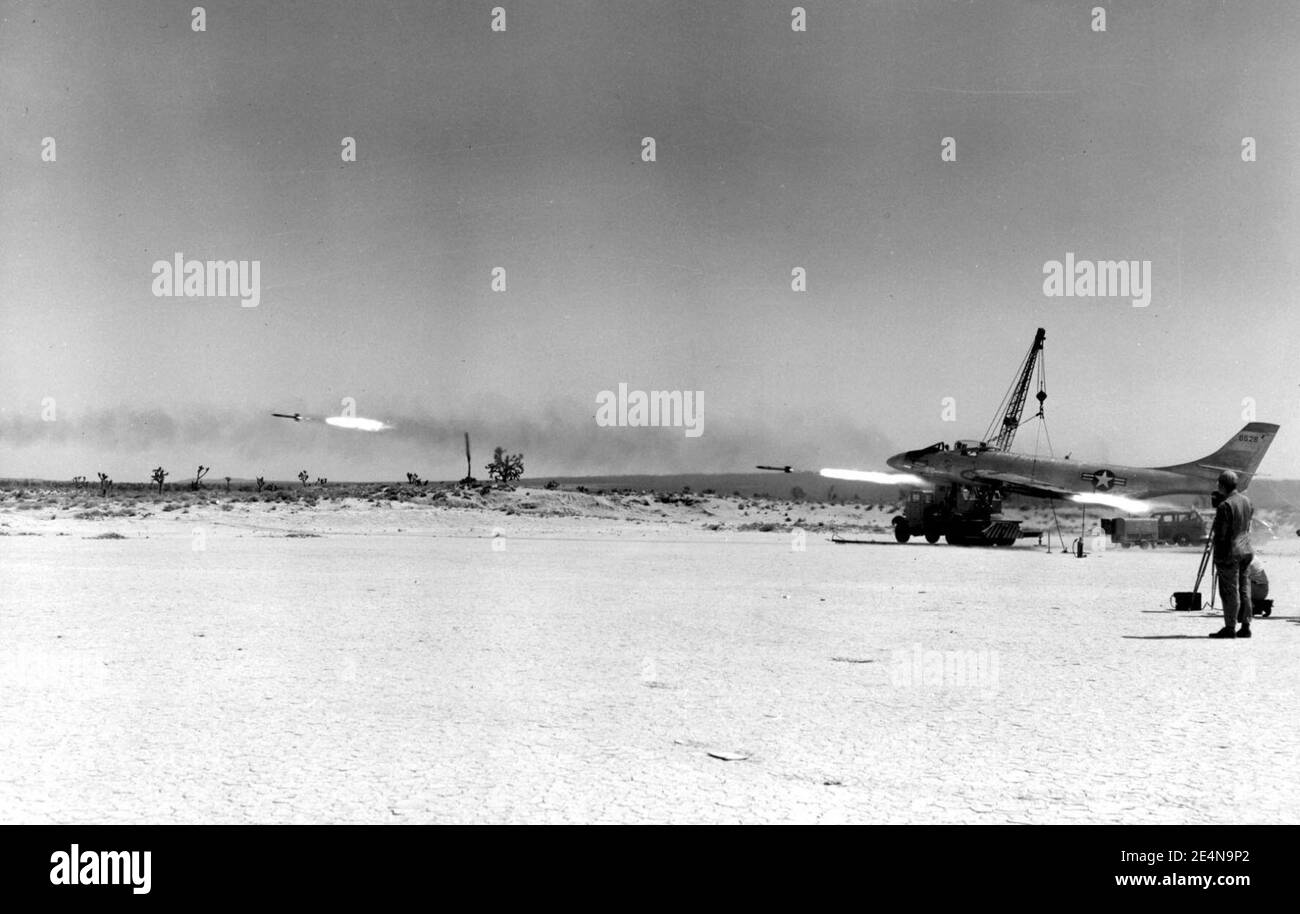 McDonnell XF-88 (SN 46-526, zweites Flugzeug gebaut) bei einem Raketenbeschuss Stockfoto