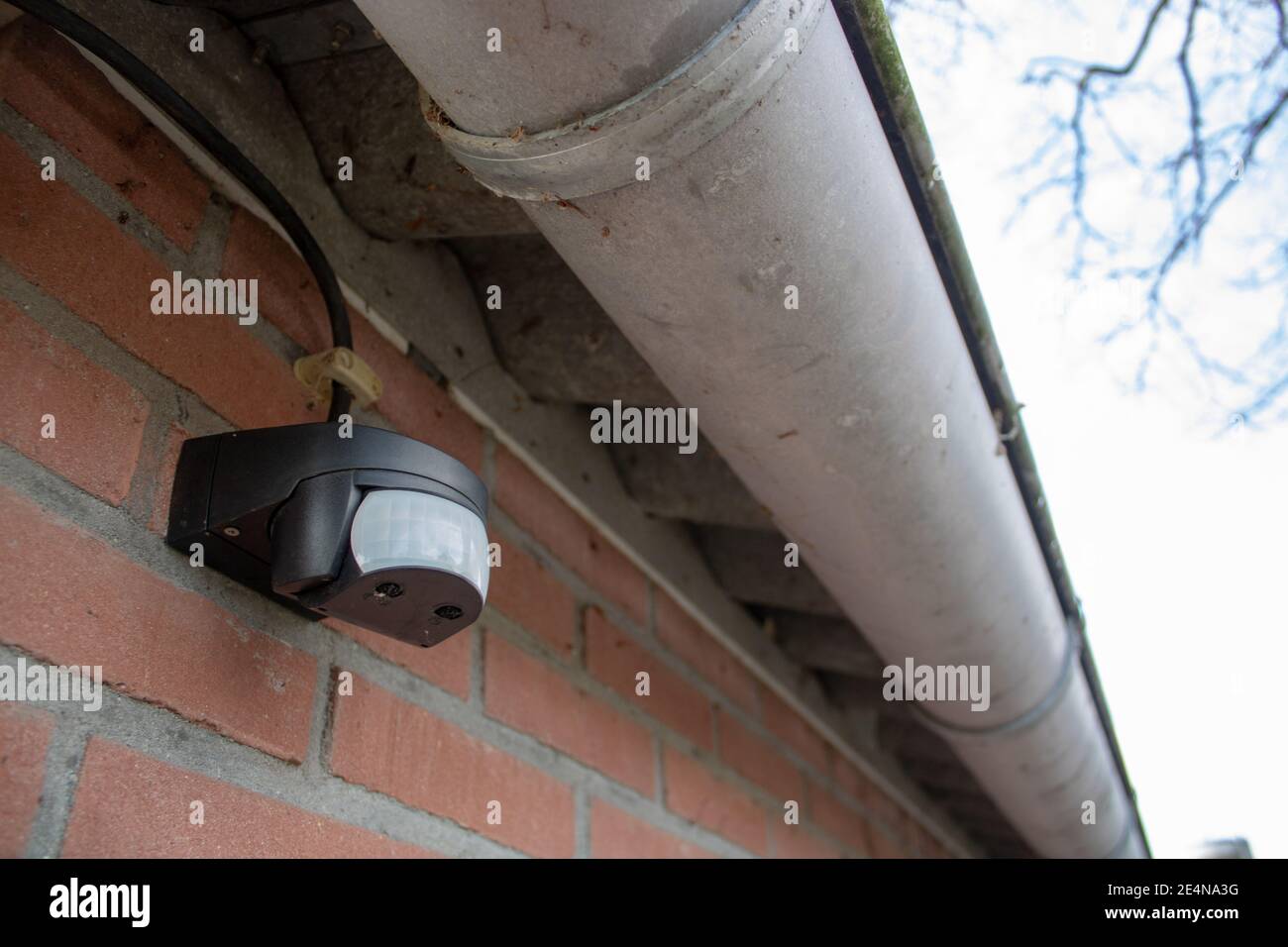 Bewegungsmeldersensor für Außenbeleuchtung. Für Sicherheit und Energieeinsparung Stockfoto