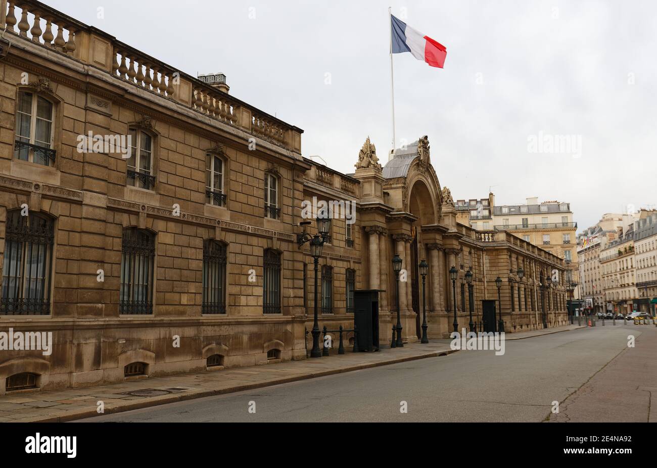 Blick auf Eingang Tor der Elysee Palace von der Rue du Faubourg Saint-Honoré. Elysee Palace - offizielle Residenz des Präsidenten der Französischen Republik Stockfoto