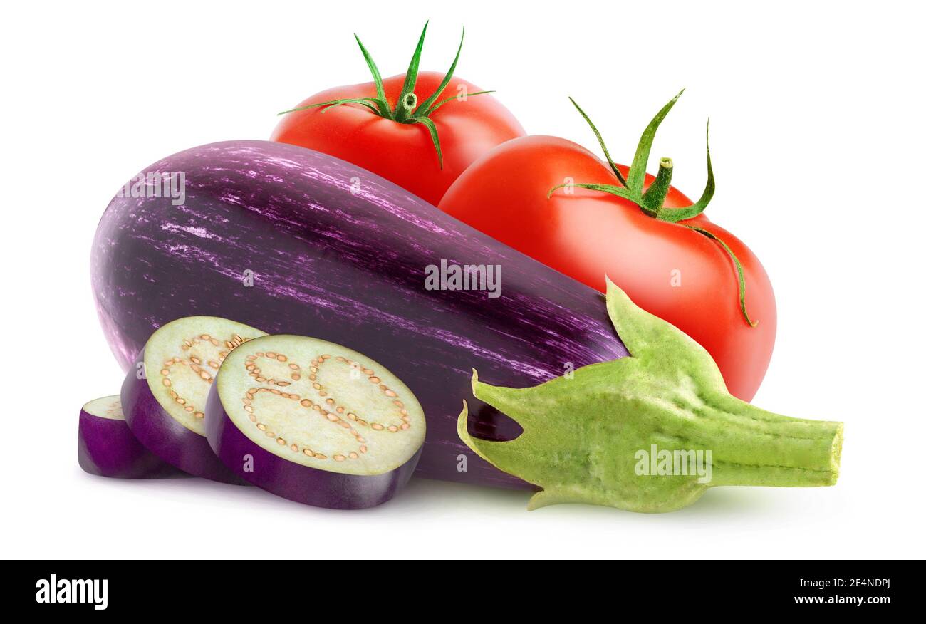 Isoliertes rohes Gemüse. Auberginen und Tomaten isoliert auf weißem Hintergrund Stockfoto