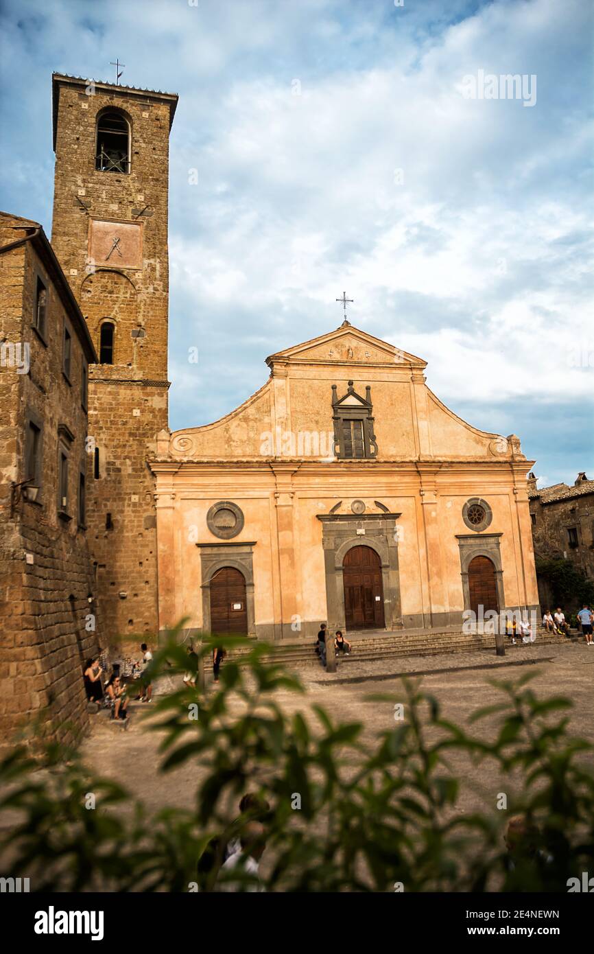 Bagnoregio, Italien - 19. September 2020: Hauptplatz mit Touristen und San Donato Kirche in Civita di Bagnoregio. Stockfoto