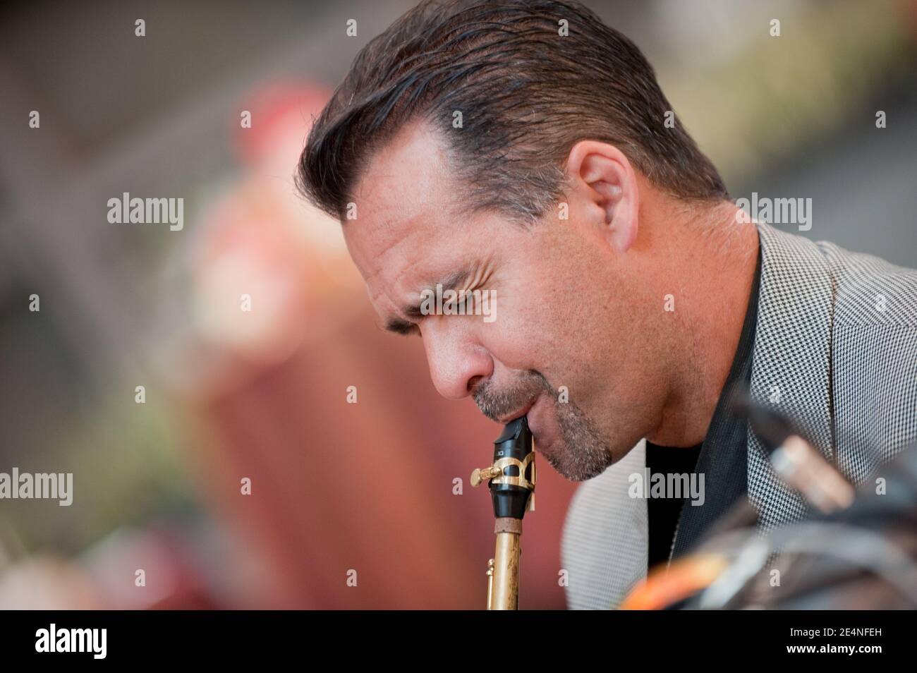 Duette mit Saxophon und Gitarre von zwei männlichen Musikern bei Eine Party Stockfoto