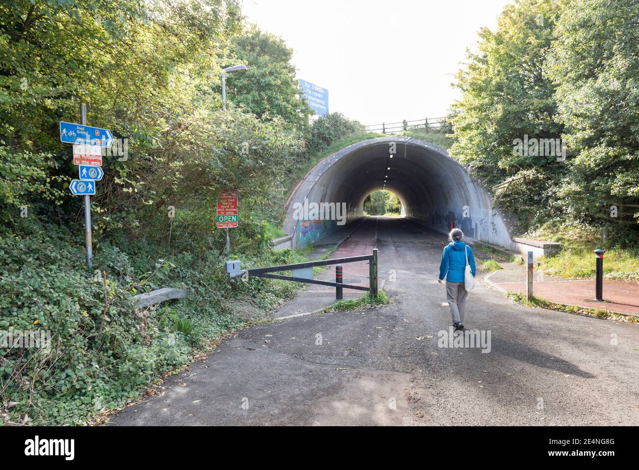 Fußgängertunnel unter der Autobahn M4 in Chepstow mit Zufahrtsschildern über die Severn Bridge, Wales, Großbritannien Stockfoto