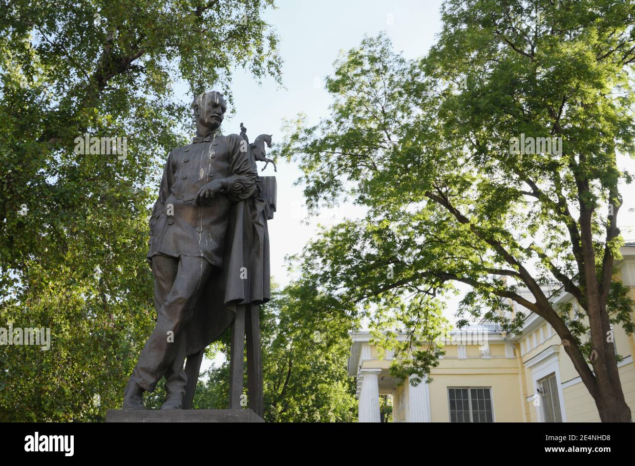 Denkmal des berühmten Bildhauers Peter Clodt in St. Petersburg, Russland. Das Denkmal, das 2005 von V. Gorevoy geschaffen wurde, zum 200. Jahrestag des Künstlers Stockfoto
