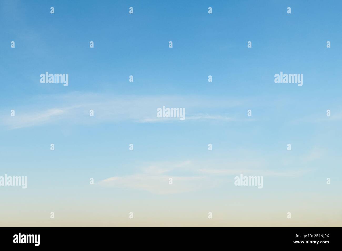Heller blauer Himmel mit weichen Wolken Hintergrund Stockfoto