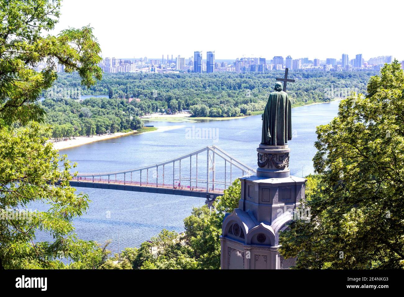 Blick auf die Statue von Wladimir dem Großen mit Blick auf den Fluss Dnipro in Kiew, Ukraine Stockfoto