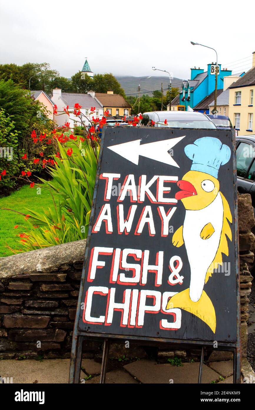 Schild mit Hinweis auf Fisch und Chips Verkäufer in Irland Stockfoto