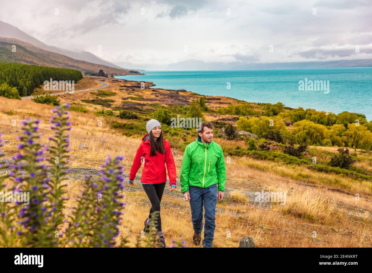 Neuseeland Reise - Paar Touristen Wandern in der Natur mit Blick auf den See Pukaki in der Nähe von Aoraki aka Mount Cook bei Peter's Lookout, ein berühmter Tourist Stockfoto