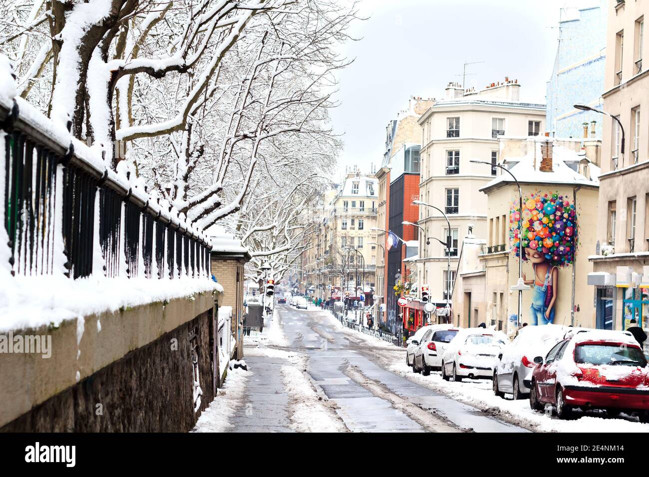 10th Arrondissement von Paris (Canal Saint Martin Bereich) im Winter, unter einer weißen Abdeckung von Neuschnee Stockfoto
