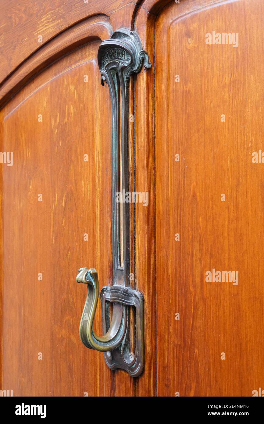 Dekorative Details an der Tür des Jugendstil-Gebäudes in Brüssel, Belgien Stockfoto