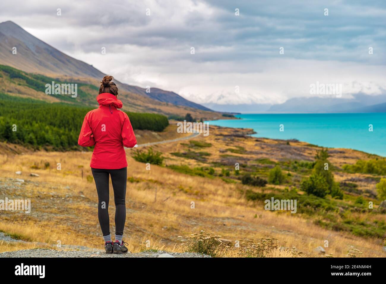 Neuseeland travel - Tourist Hiker on Road Trip Blick auf die Natur Blick auf den Lake Pukaki von Aoraki aka Mount Cook am Peters Lookout, eine berühmte Reise Stockfoto