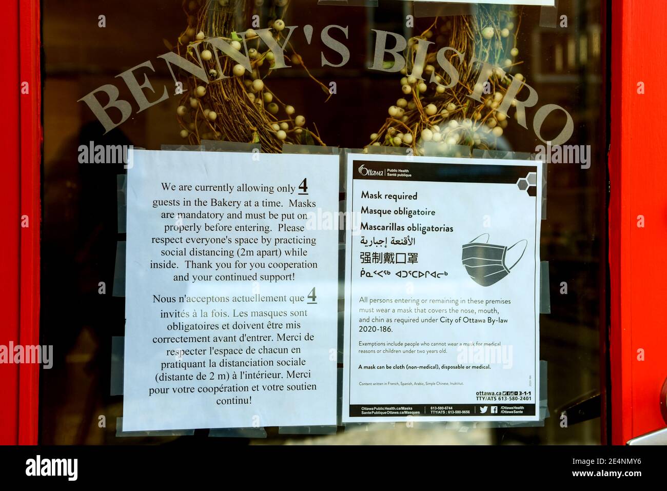 Ottawa, Kanada – 2. Januar 2021: In der Tür von Benny's Bistro in der Murray Street werden die Einschränkungen für Kunden aufgrund von Covid-19 restr Stockfoto