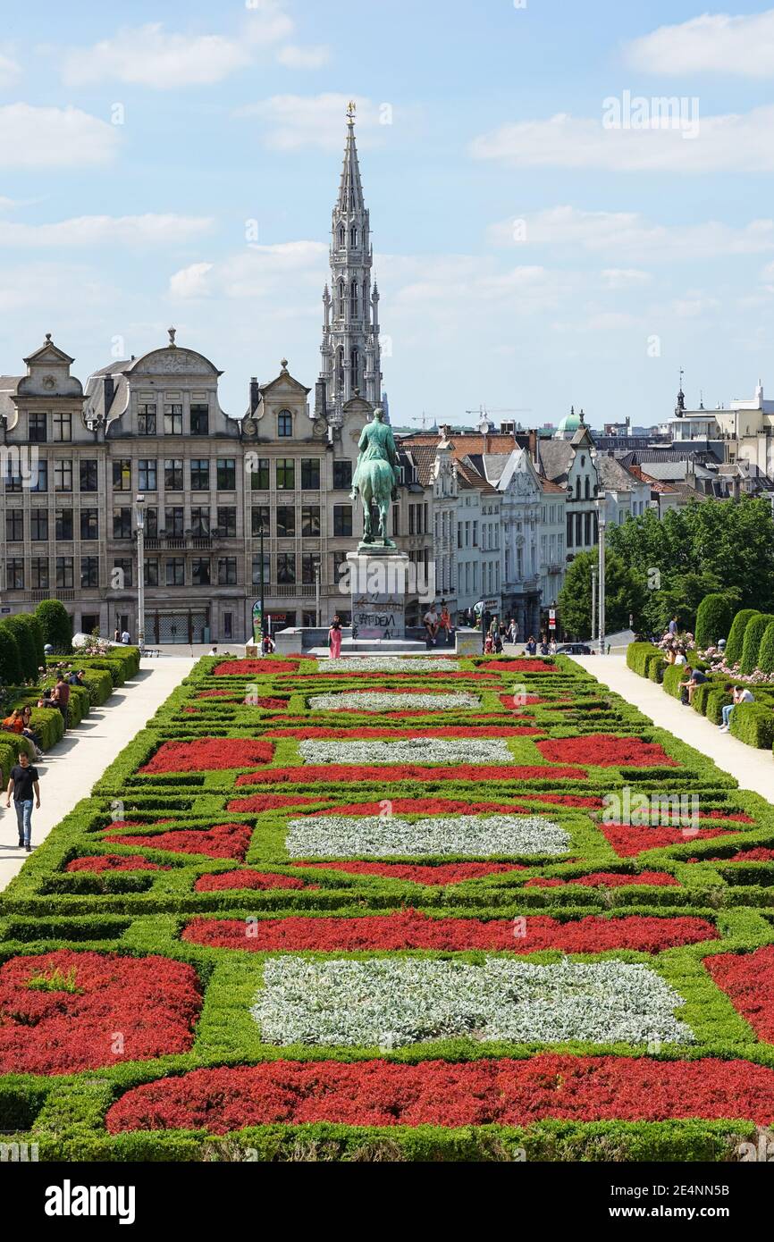 Blick auf den Garten des Mont des Arts mit dem Turm des Rathauses im Hintergrund in Brüssel, Belgien Stockfoto