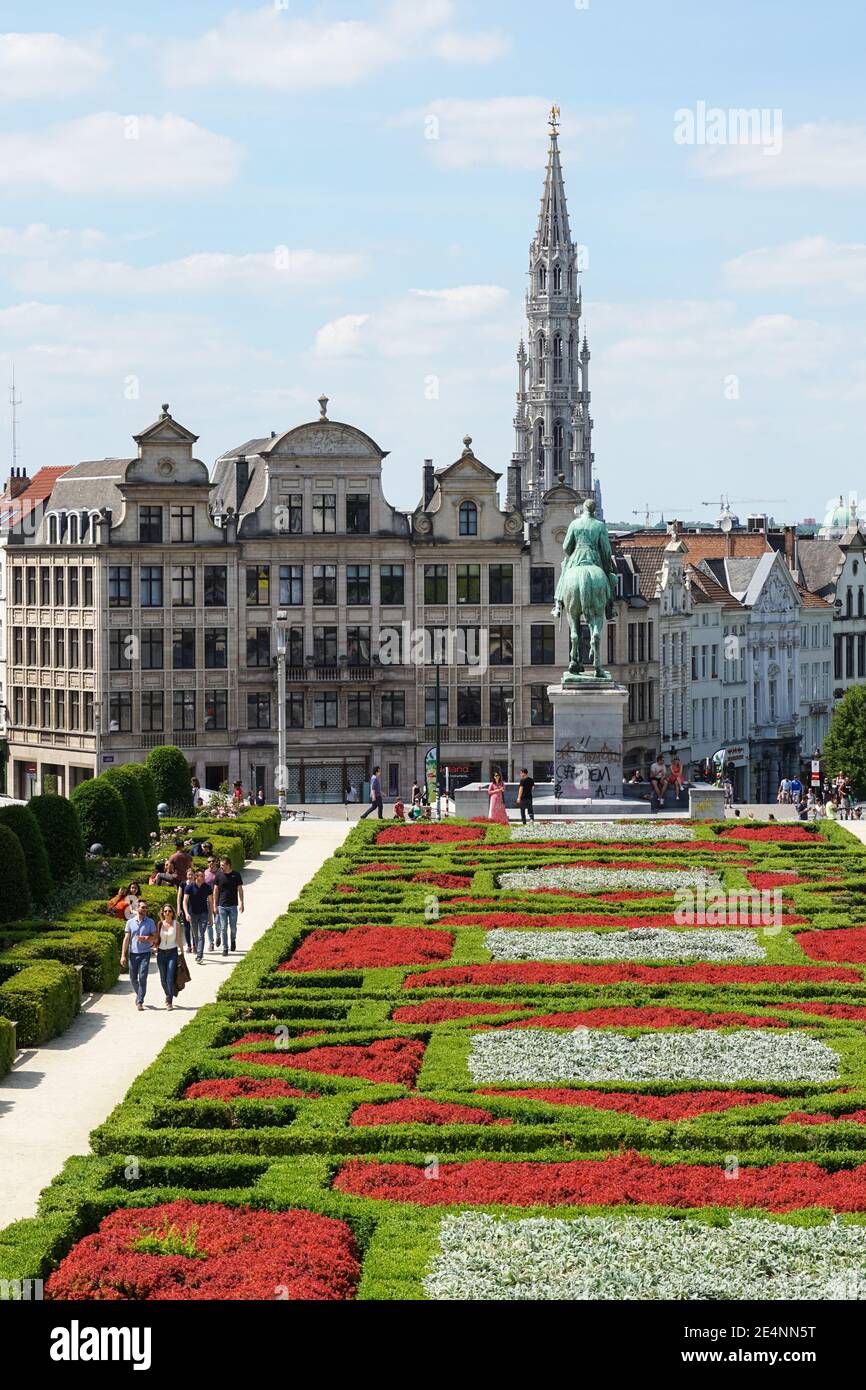 Blick auf den Garten des Mont des Arts mit dem Turm des Rathauses im Hintergrund in Brüssel, Belgien Stockfoto