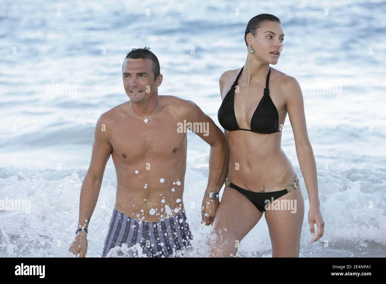 EXKLUSIV - Richard Virenque und das neue Girlfriend Topmodel Jessica säen am 7. Januar 2008 in St. Barth's. Foto von Stuart Morton/ABACAPRESS.COM Stockfoto